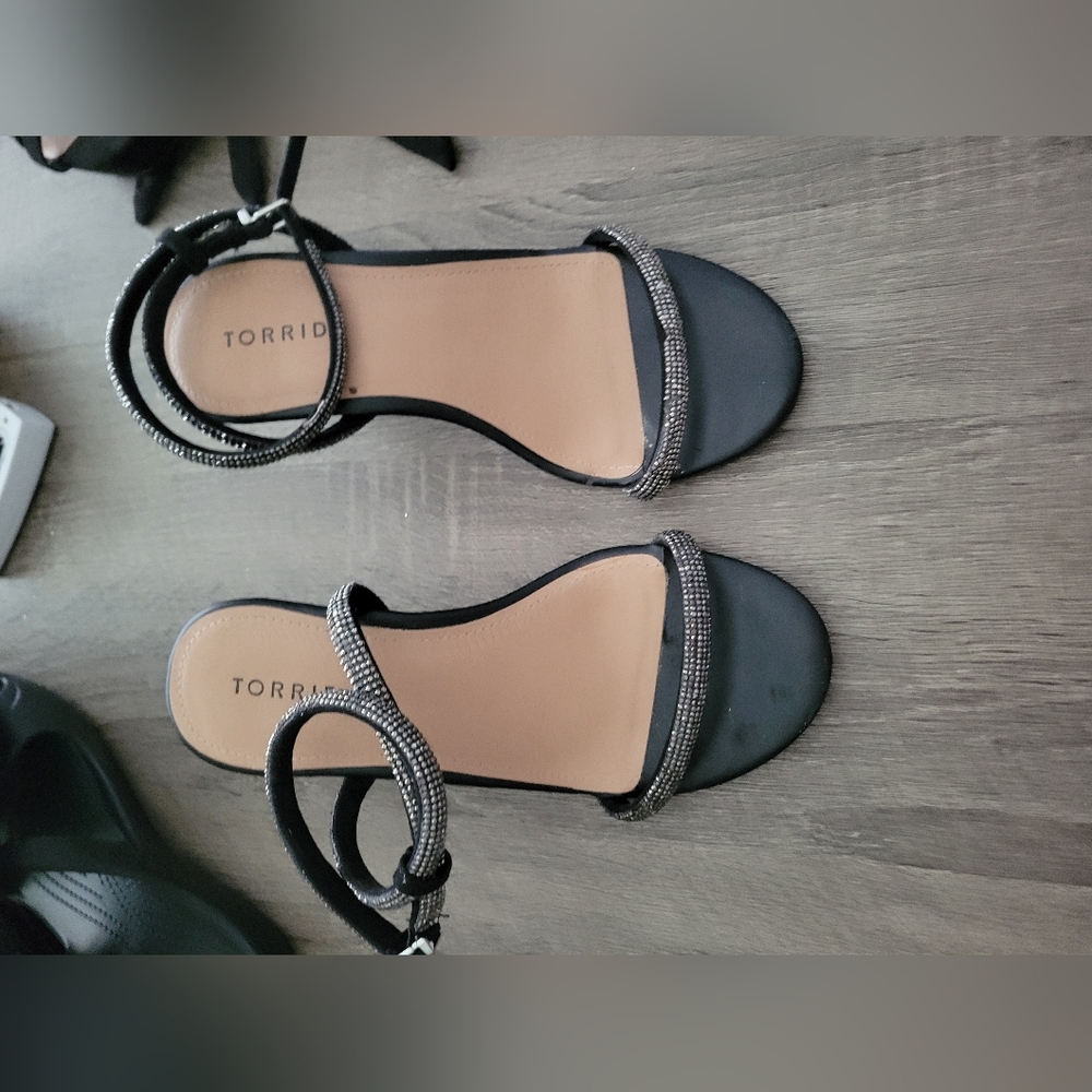 NEW TORRID BLACK HEELS WITH SILVER RHINESTONES 8.5 W WIDE
